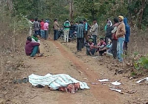 मुखबिरी के शक पर डोंगरगढ़ में वन सुरक्षा समिति के चौकीदार को नक्सलियों ने मारी गोली, एक दिन पहले किया था अगवा