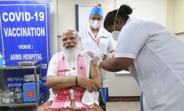अचानक ही दिल्ली AIIMS पहुंचे प्रधानमंत्री नरेंद्र मोदी, पुडुचेरी की नर्स ने लगाया कोरोना का टीका