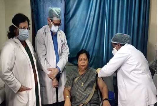 एम्स रायपुर में राज्यपाल अनुसुईया उइके ने आज लगवाया कोविशिल्ड वैक्सीन का पहला डोज
