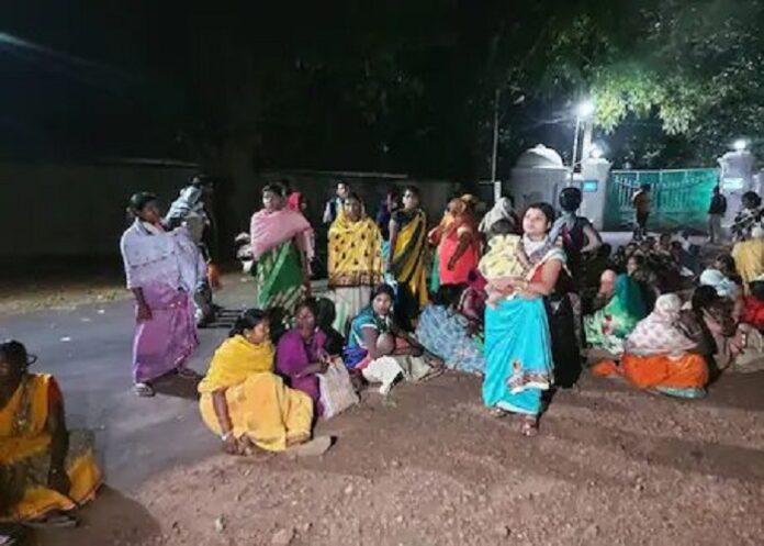 Sterilization नसबंदी कराने जशपुर पहुंची 50 महिलाओं ने देर रात कर दिया कलेक्टर बंगले का घेराव