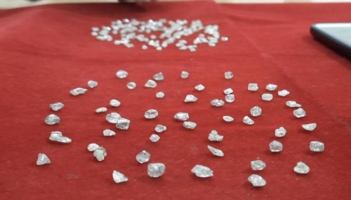 5 लाख रुपये का हीरे के साथ 1 तस्कर गिरफ्तार, खरीदार से पहले ही पहुंच गई थी पुलिस