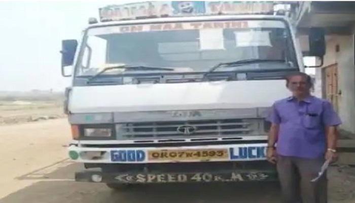 Traffic Police का नया कारनामा : बिना हेलमेट पहने ट्रक चलाने पर ड्राइवर का काटा 1000 रुपए का चालान
