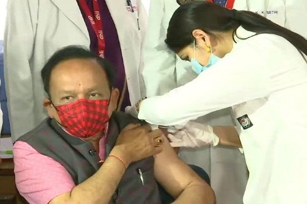 कोरोना वैक्सीनेशन के दूसरे फेज के दूसरे दिन स्वास्थ्य मंत्री डॉ. हर्षवर्धन ने लगवाई कोरोना वैक्सीन