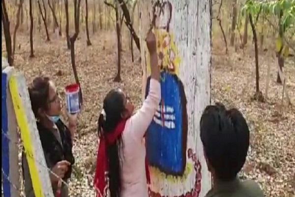 सिरपुर में पेड़ों पर की गई चित्रकारी, युवाओं ने सड़क किनारे सैकड़ों पेड़ों पर उकेरे चित्र