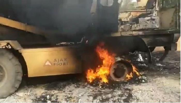 बीजापुर में नक्सलियों ने मचाया आतंक , 5 गाड़ियों को किया आग के हवाले, देखें VIDEO