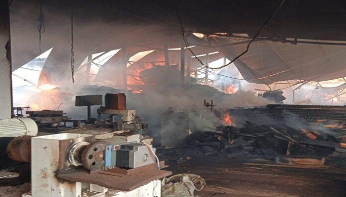 Timber Factory Fire टिम्बर फैक्ट्री में लगी भीषण आग, धुंआ उठता देख लोगों में मचा हड़कंप