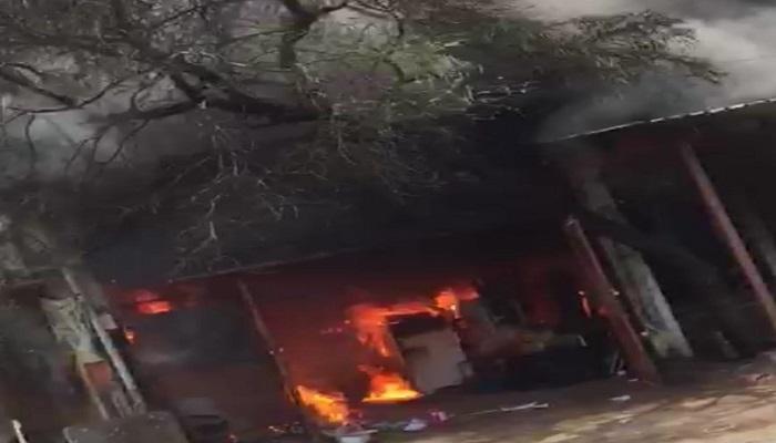 Breaking : रायपुर के शदाणी दरबार स्थित फर्नीचर दुकान में लगी भीषण आग, देखें video