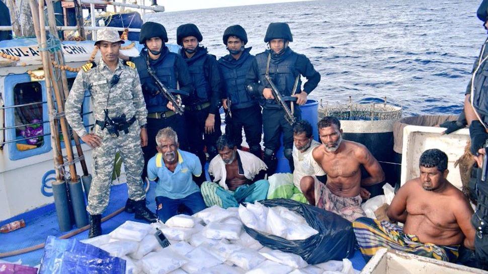 अरब सागर में Indian Navy का बड़ा एक्शन, पाकिस्तानी नौका से 3 हजार करोड़ रुपये की ड्रग्स बरामद