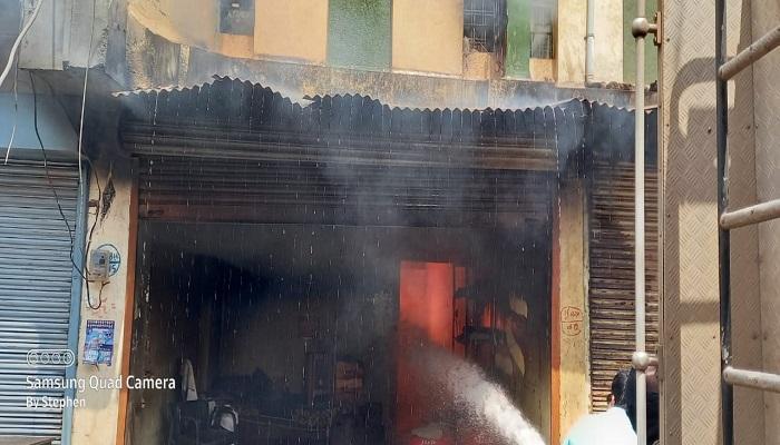रायपुर के गुढ़ियारी स्थित गोदाम में लगी भीषण आग, मौके पर पहुंची दमकल विभाग