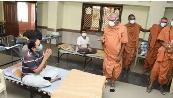 मानवताः स्वामीनारायण मंदिर अस्पताल में बदला, साधु कर रहे कोरोना मरीजों की देखभाल,IPS आरके बिज ने किया रिट्वीट