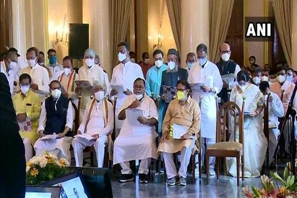बंगाल: 43 विधायकों ने ली मंत्री पद की शपथ, ममता के मंत्रिमंडल में 17 नए चेहरे भी शामिल, यहां देखें लिस्ट