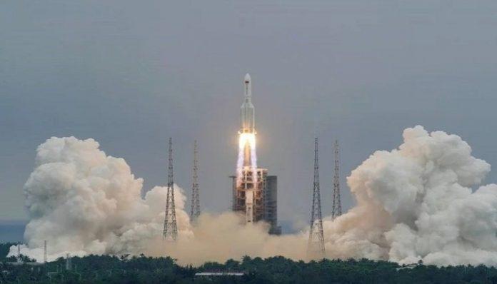 खतरा टला: हिंद महासागर में गिरा चीनी रॉकेट का मलबा, वायुमंडल में प्रवेश करते ही नष्ट किया बड़ा हिस्सा खतरा टला: हिंद महासागर में गिरा चीनी रॉकेट का मलबा, वायुमंडल में प्रवेश करते ही नष्ट किया बड़ा हिस्सा