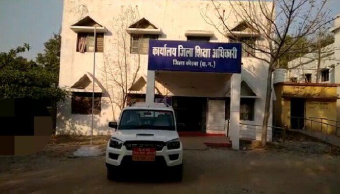 DEO का अनोखा फरमान, जिसके घर के सदस्य कोरोना संक्रमित, उसे भी आना होगा कार्यस्थल पर DEO का अनोखा फरमान, जिसके घर के सदस्य कोरोना संक्रमित, उसे भी आना होगा कार्यस्थल पर