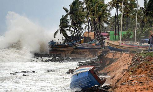 गोवा के तट से टकराया चक्रवाती तूफान तौकते, गुजरात हाई अलर्ट पर, कर्नाटक में 4 की मौत