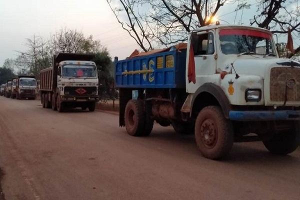 खनिज विभाग की बड़ी कार्रवाई- लौह अयस्क परिवहन करते 11 वाहन हुए जब्त... अनियमितता की शिकायत मिलने पर 105 वाहनों की हुई जांच