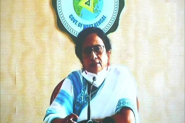 मैं बंगाल की जनता के लिए प्रधानमंत्री के पैर छूने के लिए भी तैयार हूंः सीएम ममता बैनर्जी
