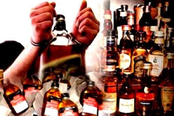 रायपुर पुलिस ने की बड़ी कार्रवाई, 28 बोतल अंग्रेजी शराब के साथ युवक को किया गिरफ्तार