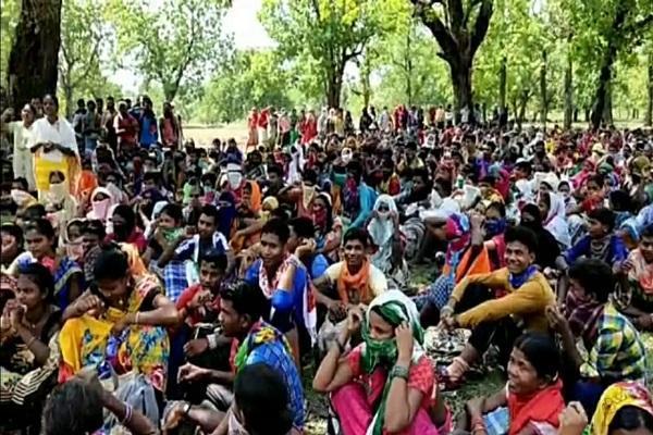 लॉकडाउन के बीच सैकड़ों ग्रामीण हुए एकत्र, सीआरपीएफ कैम्प स्थापित करने का किया विरोध, कवासी लखमा से माँगा इस्तीफा