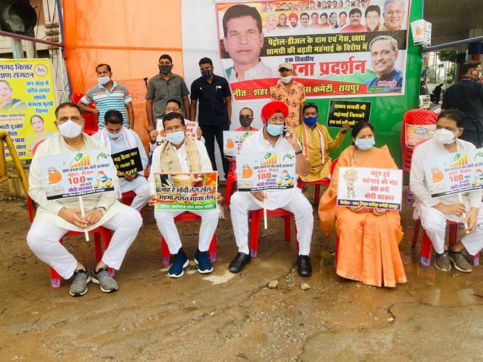 बढ़ती महंगाई के खिलाफ कांग्रेस का हल्ला बोल... पेट्रोल पंपों के सामने धरना प्रदर्शन बढ़ती महंगाई के खिलाफ कांग्रेस का हल्ला बोल... पेट्रोल पंपों के सामने धरना प्रदर्शन