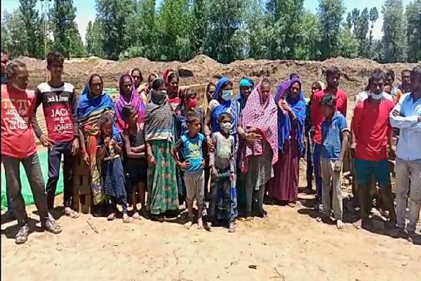 कश्मीर के ईंट भट्ठे में काम कर रहे जांजगीर के मजदूरों ने मालिक पर लगाया प्रताड़ित करने का आरोप, सरकार से मदद की लगाई गुहार