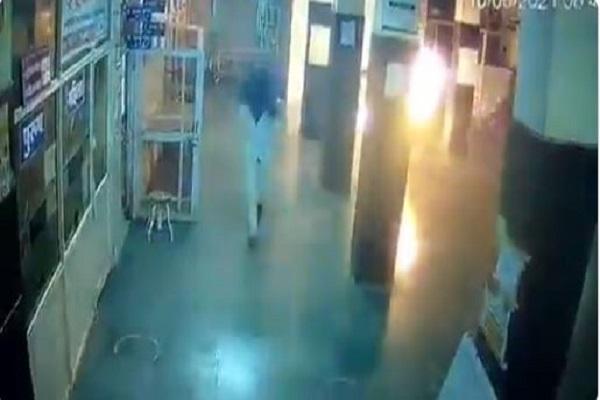 शर्मनाक : जिला अस्पताल में युवक को जिंदा जलाकर आरोपी हुआ फरार, देखें Video