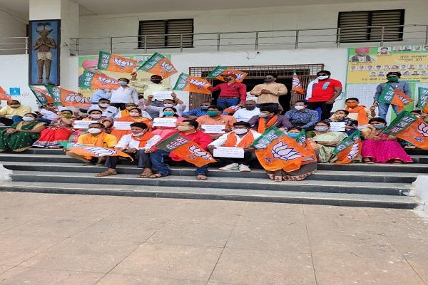 भाजपा पार्षदों ने नगर निगम के मुख्य द्वार पर किया प्रदर्शन, आरोप : गर्मी में पेयजल का इंतजाम नहीं, बारिश में पानी की निकासी नहीं