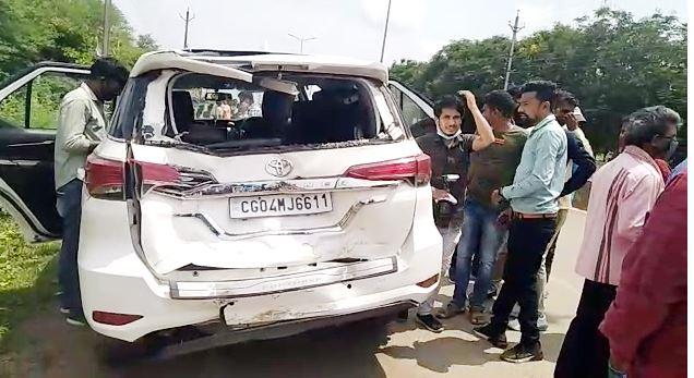 बाल-बाल बचे पूर्व मंत्री अजय चंद्राकर, हाइवा ने उनकी गाड़ी को मारी टक्कर