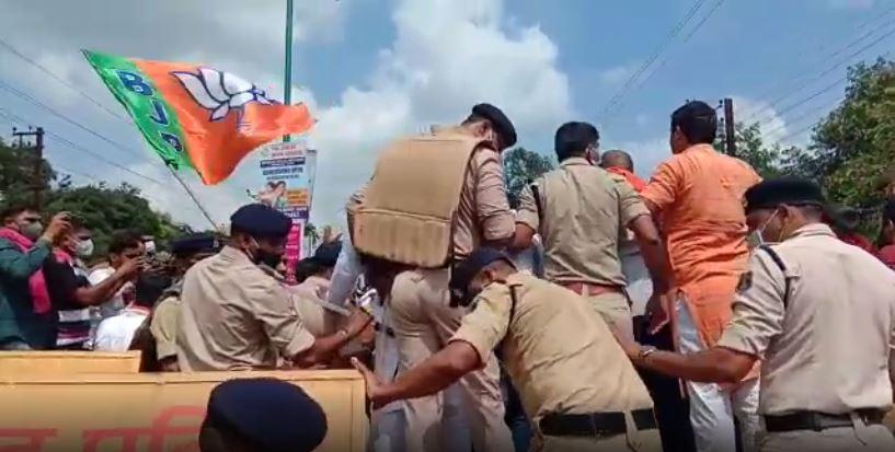 शराबबंदी को लेकर भाजयुमो का जोरदार प्रदर्शन, कार्यकर्ता और पुलिस के बीच हुई झूमाझटकी, देखें वीडियो