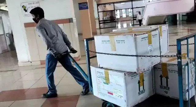 राहत की खबर: टीके की किल्लत के बीच रायपुर एयरपोर्ट पहुंची डेढ़ लाख वैक्सीन