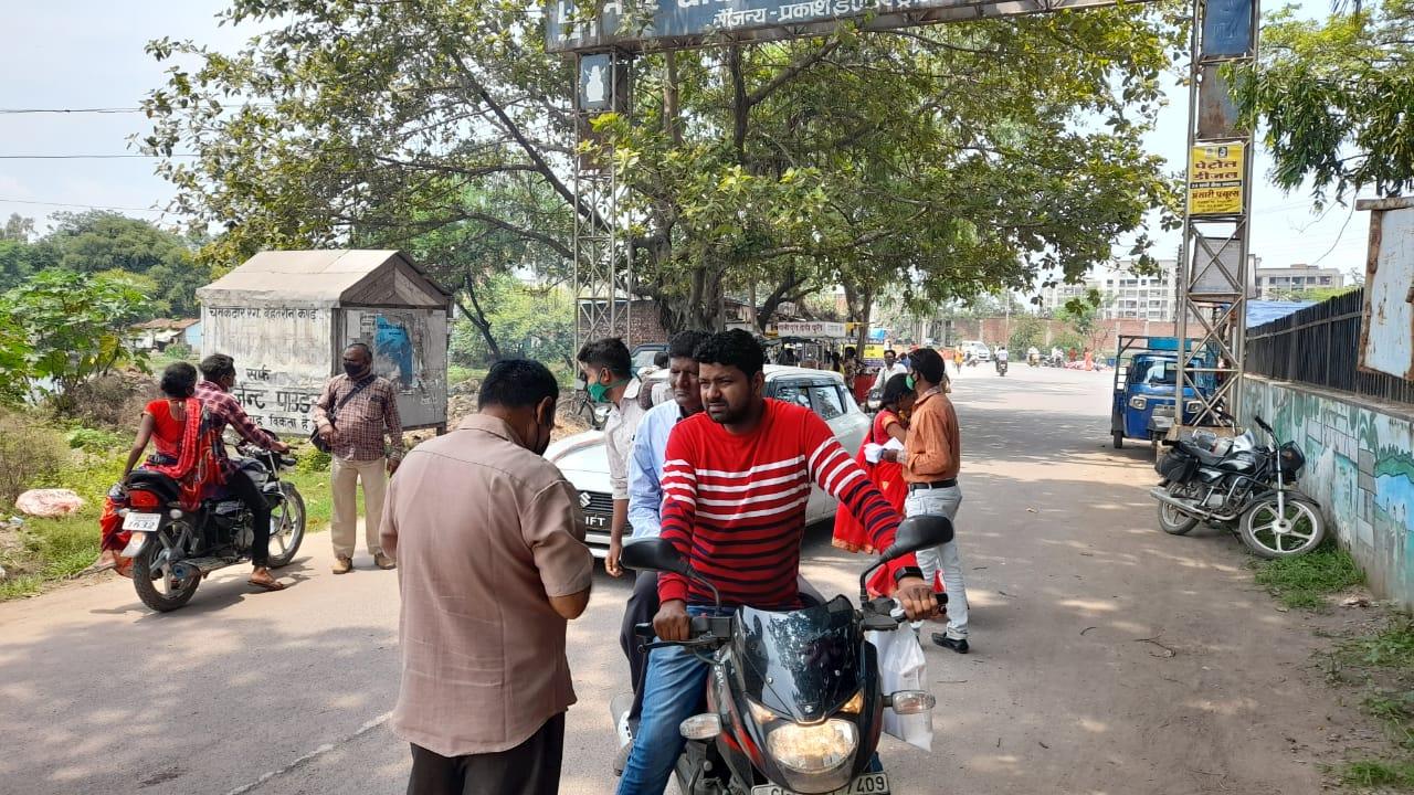 मास्क नहीं पहनने वालों का जांजगीर जिले में हो रहा है चालान, रेलवे स्टेशन में यात्रियों का हो रहा है कोविड टेस्ट