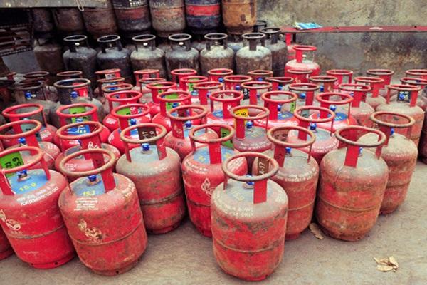 LPG Cylinder Price: LPG स‍िलेंडर की कीमत में लगातार पांचवी बार हुई कटौती, जानें क्या है रेट…