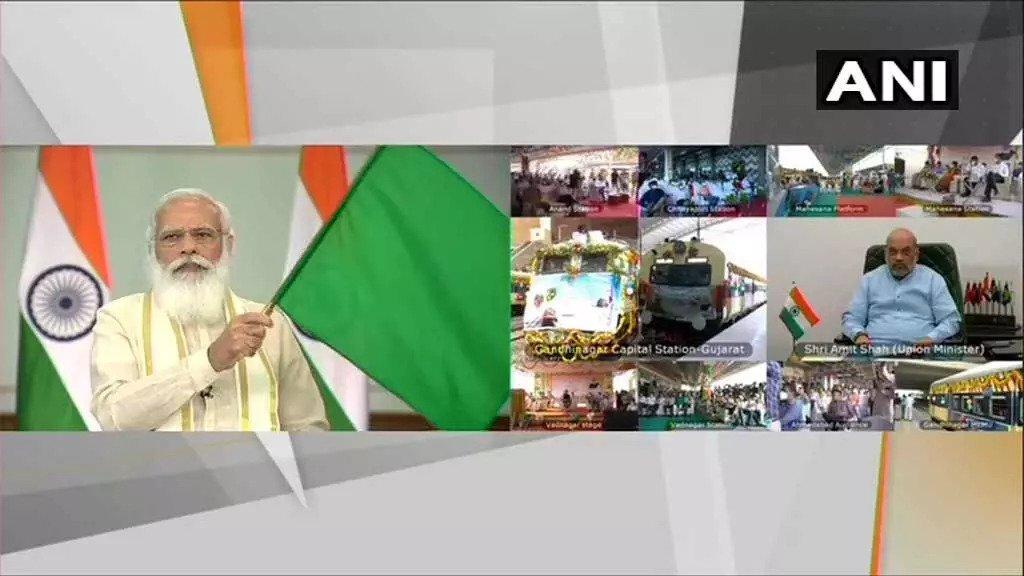 PM मोदी ने किया देश के पहले एयरपोर्ट जैसे रेलवे परियोजनाओं का उद्घाटन, वडनगर स्टेशन को दी खास सौगात