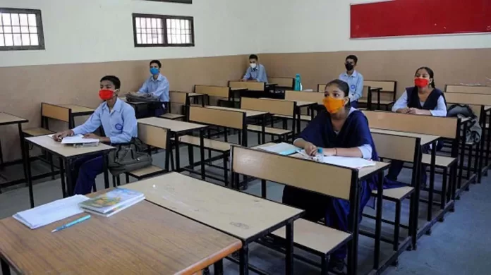 school_reopening School Reopening : कोरोना गाइडलाइन के साथ राज्यों में आज से खुले स्कूल!