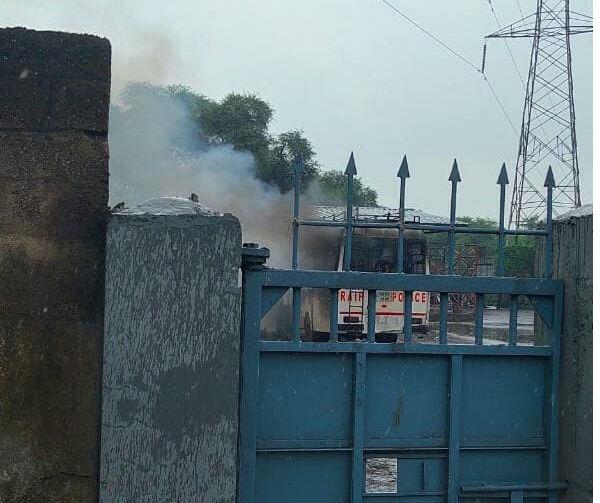 गुस्साए मजदूरों ने पुलिस के वाहन में लगा दी आग, SKS इस्पात कंपनी में हुई घटना