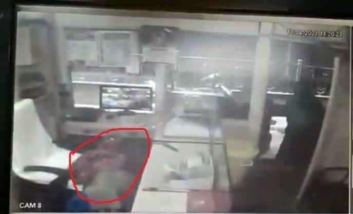 भीख मांगने के बहाने आयी महिलाओं ने 03 किलो चांदी की कर ली चोरी, CCTV के कैमरे में कैद हुआ नजारा