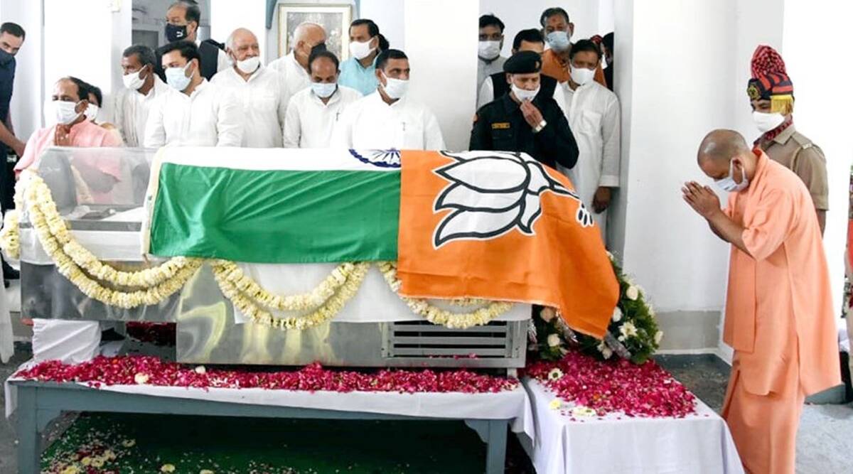 कल्याण सिंह के अंतिम दर्शन के दौरान तिरंगा के ऊपर नजर आया BJP का झंडा, कांग्रेस ने किया सवाल- क्या यह ठीक है?