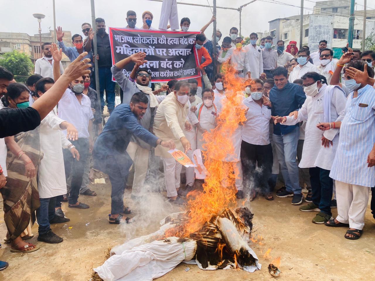 महिला सांसदों से दुर्व्यवहार के विरोध में कांग्रेस ने जलाया भाजपा का पुतला