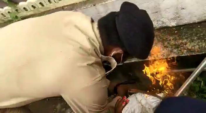 भाजपा महिला मोर्चा ने कांग्रेस की माहिला सांसदों का पुतला जलाने का किया प्रयास, पुलिस से हुई झूमा-झटकी