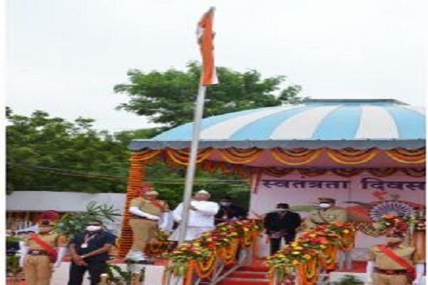 सीएम भूपेश बघेल ने रायपुर में किया ध्वजारोहण, कहा. ‘छत्तीसगढ़ मॉडल’ वास्तव में आजादी के दीवानों के सपनों का ‘भारत’ , 4 नए जिले व 18 नई तहसीलों की घोषणा