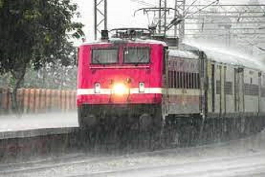 तेज बारिश के कारण ट्रेनों का परिचालन बाधित, दिल्ली-एनसीआर में कई जगह ट्रैक पर भरा पानी