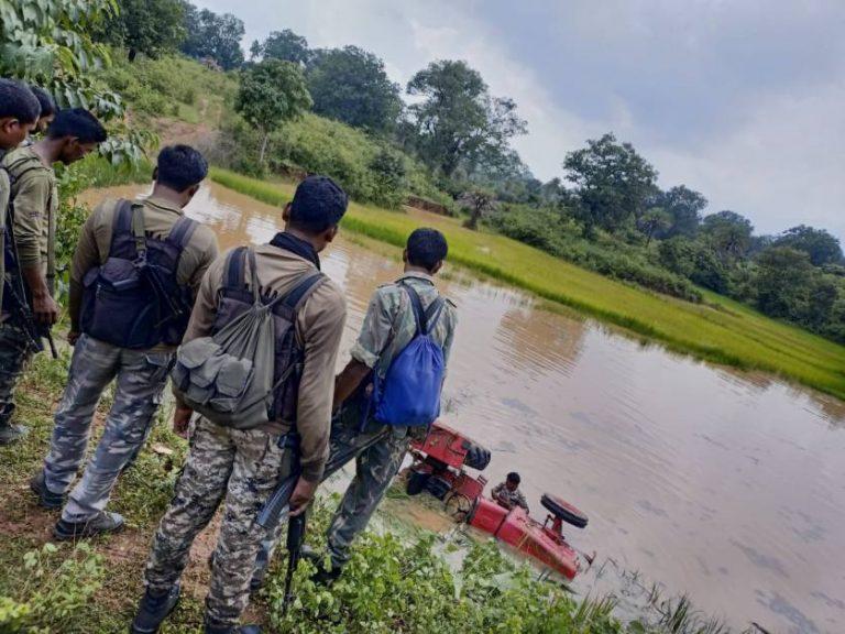 तेज रफ्तार ट्रैक्टर पलटने से आदिवासी दिवस मनाने जा रहे 4 लोगों की दर्दनाक मौत, 19 घायल