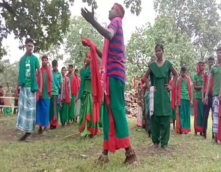 शहीदी सप्ताह के आखिरी दिन नक्सलियों की सभा का विडियो आया सामने, ग्रामीणों को सम्बोधित करते और सांस्कृतिक कार्यक्रम करते आये नजर