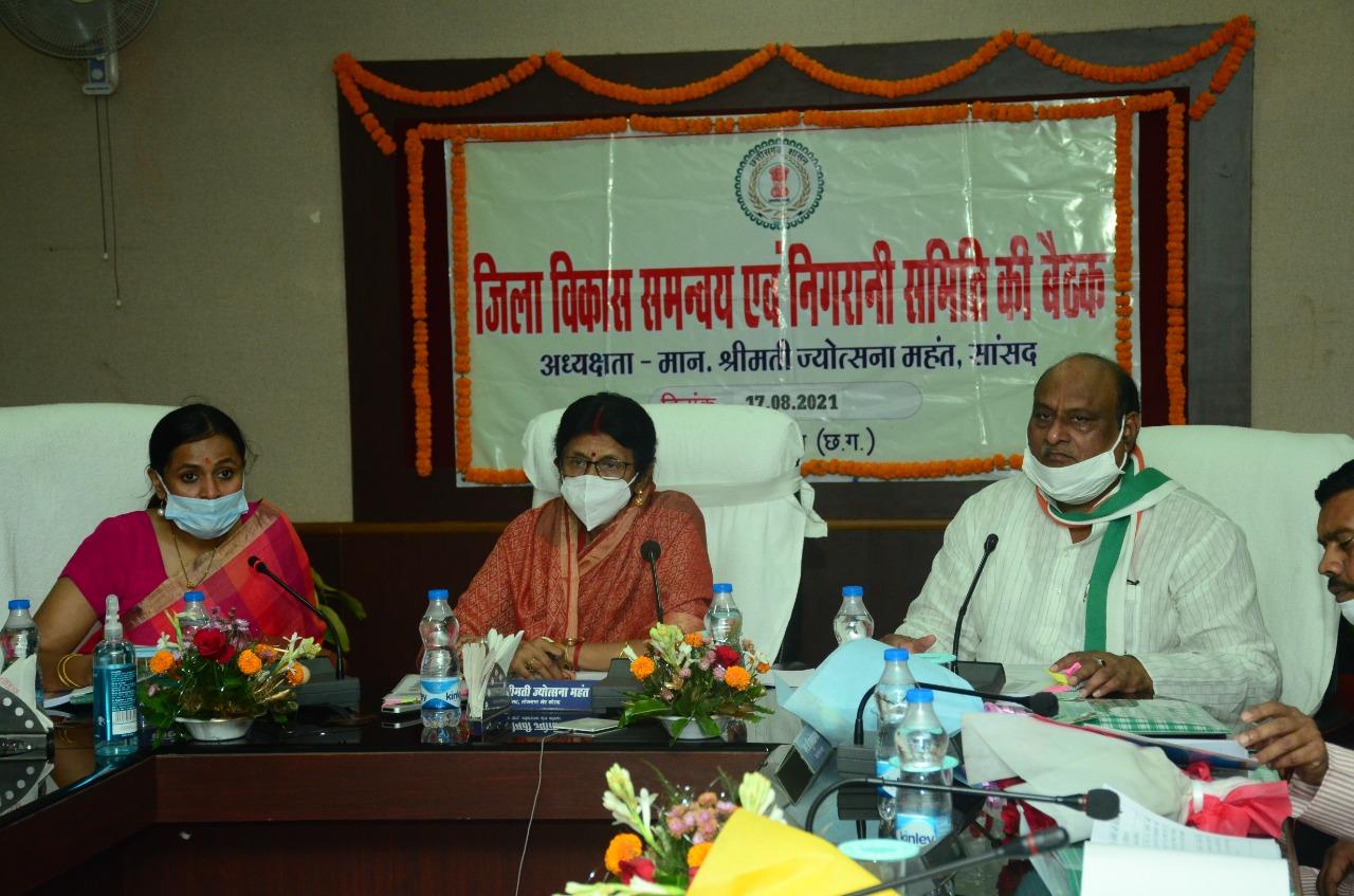 निगरानी समिति की बैठक में मंत्री जयसिंह और भाजपा विधायक ननकी राम भिड़े
