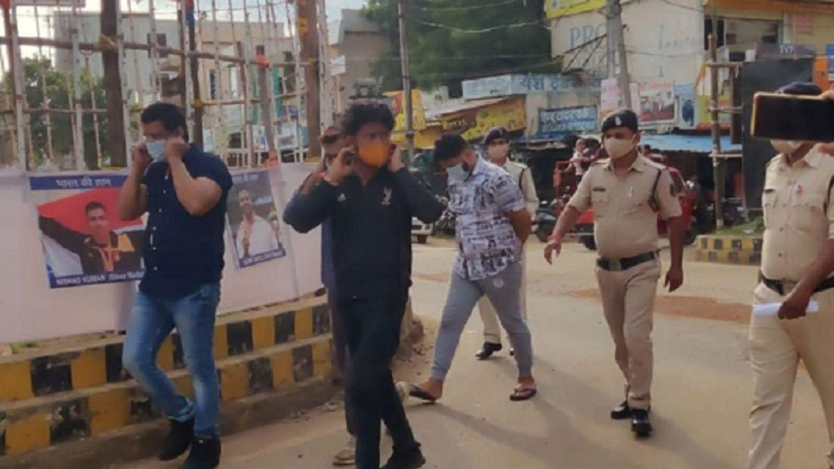 पुलिस ने BJP के पूर्व पार्षद का कान पकड़वाकर निकाला जुलूस, देखें वीडियो