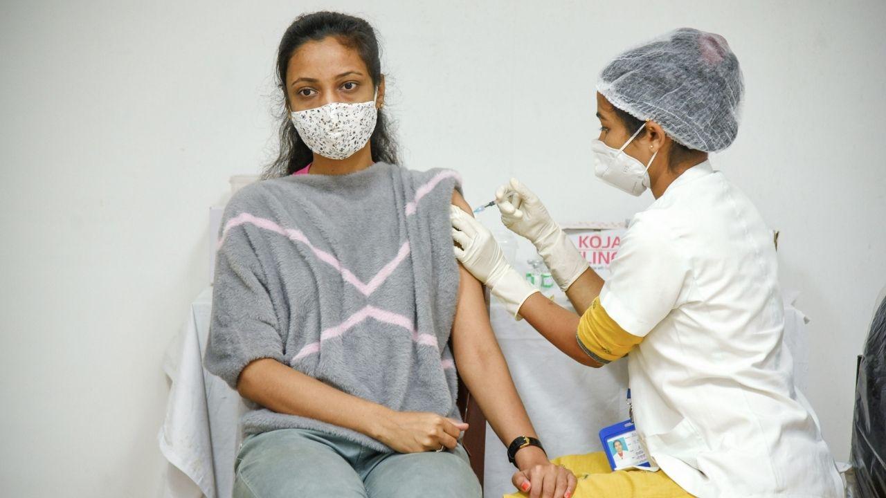 भारत में 75 करोड़ से ज्यादा लोगों को लगी कोरोना वैक्सीन, तीसरी लहर को रोकने साल के अंत तक 60% आबादी का कराना चाहता है टीकाकरण