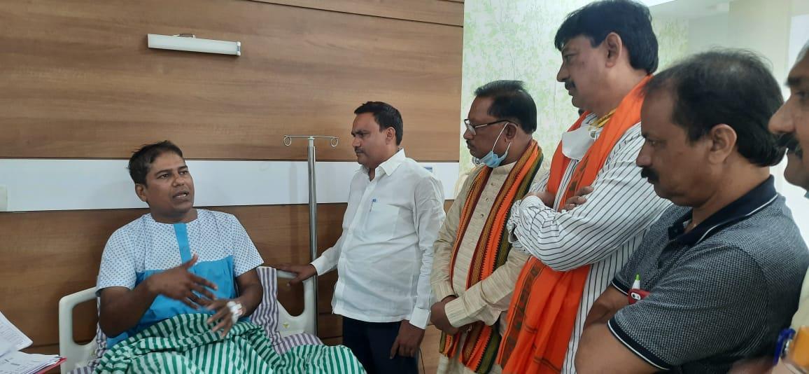 तूल पकड़ता जा रहा है डॉ लाहोटी से मारपीट का मामला, अस्पताल में दाखिल चिकित्सक से मिलने पहुंचे भाजपा के प्रमुख नेता