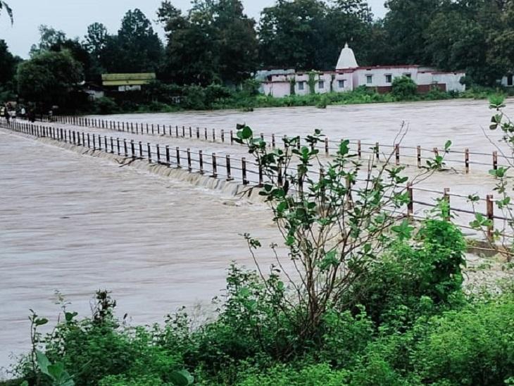 प्रदेश में आफत की बरसात, गरियाबंद जिले में बाढ़ से सड़क मार्ग बंद, 8 लोग लोग फंसे... जारी है रेसक्यू ऑपरेशन/ खोले गए सिकासेर बांध के 17 गेट
