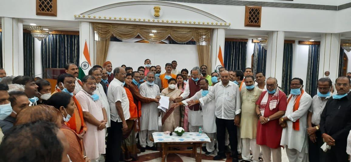 Conversion: BJP reached Raj Bhavan on foot from Azad Chowk in heavy rain, submitted memorandum to Governor