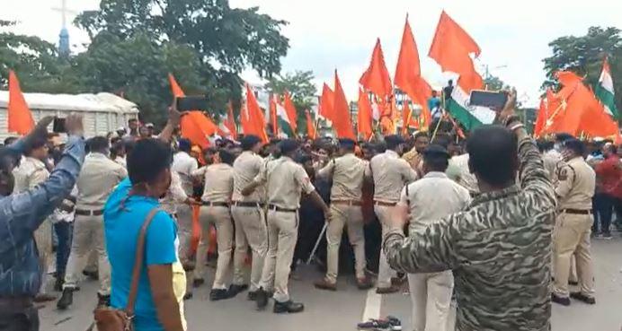 हिन्दू क्रांति सेना के प्रदर्शन के दौरान पथराव, पुलिस को घुमानी पड़ी लाठियां