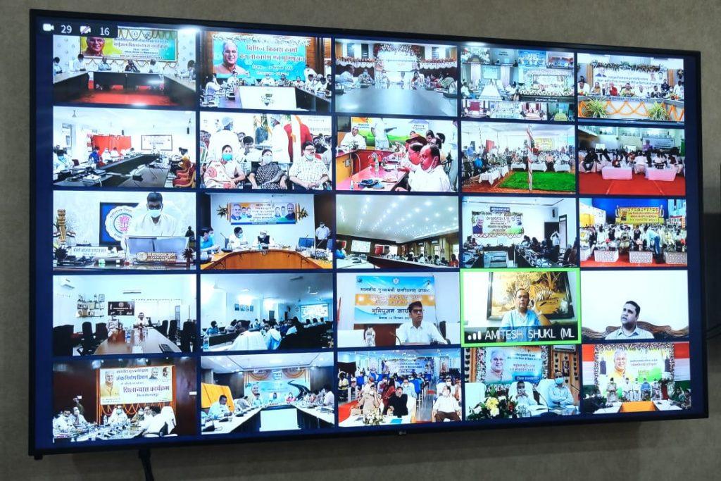 छत्तीसगढ़ के मुख्यमंत्री भूपेश बघेल ने आज अपने निवास कार्यालय में आयोजित वर्चुअल कार्यक्रम में प्रदेश के 28 जिलों में 2 हजार 834 करोड़ रूपए लागत